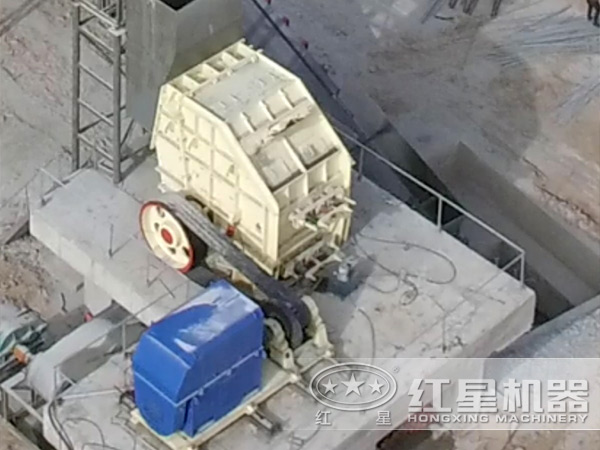 反擊式破碎機(jī)工作現(xiàn)場(chǎng) 反擊式破碎機(jī)工作現(xiàn)場(chǎng)