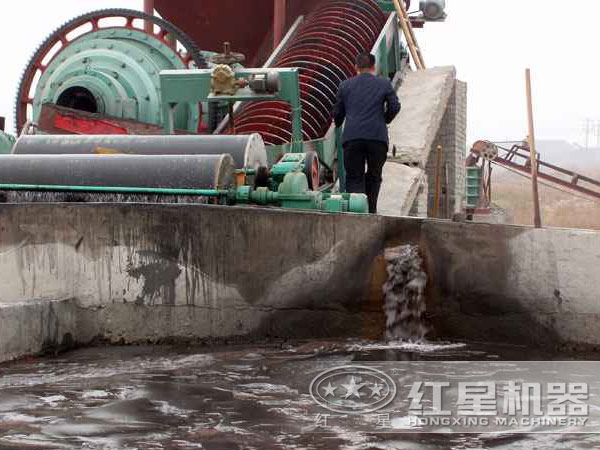 精礦的磁選現(xiàn)場圖 精礦的磁選現(xiàn)場圖