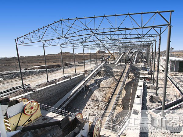 顎式碎石機作為頭破設備現(xiàn)場作業(yè)