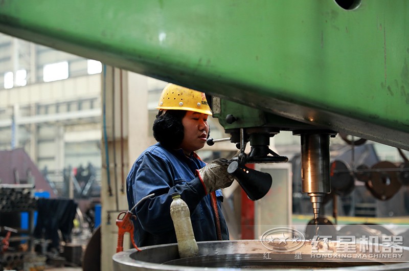 紅星機(jī)器專業(yè)技術(shù)人員現(xiàn)場(chǎng)操作圖 紅星機(jī)器專業(yè)技術(shù)人員現(xiàn)場(chǎng)操作圖
