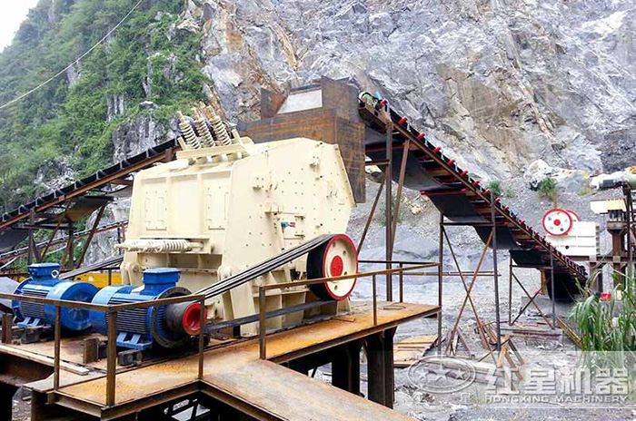 反擊式破碎機(jī)現(xiàn)場(chǎng)作業(yè)圖 反擊式破碎機(jī)現(xiàn)場(chǎng)作業(yè)圖